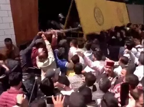 मस्जिद विवाद को लेकर पब्लिक का उग्र प्रदर्शन-बेरिकेडिंग तोड़ किए धरासाई मस्जिद विवाद को लेकर पब्लिक का उग्र प्रदर्शन-बेरिकेडिंग तोड़ किए धरासाई