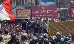 बढ़ा बवाल- बेरिकेंडिग तोड़ मस्जिद की तरफ बढ़ी भीड- पुलिस का लाठीचार्ज बढ़ा बवाल- बेरिकेंडिग तोड़ मस्जिद की तरफ बढ़ी भीड- पुलिस का लाठीचार्ज