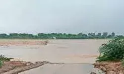 लगातार बारिश से सड़कें बनी नदी- किसानों के चेहरे मुरझाये लगातार बारिश से सड़कें बनी नदी- किसानों के चेहरे मुरझाये