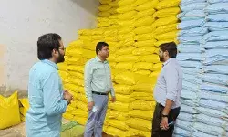 उर्वरक विक्रेताओं के यहां जिला प्रशासन ने की छापेमारी- लिये नमूने उर्वरक विक्रेताओं के यहां जिला प्रशासन ने की छापेमारी- लिये नमूने