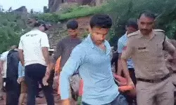 तेज आवाज के साथ गिरि 400 साल पुरानी दीवार- 9 लोग दबे- तीन के शव... तेज आवाज के साथ गिरि 400 साल पुरानी दीवार- 9 लोग दबे- तीन के शव...