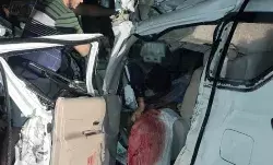 चलते ट्रक में घुसी कार के उड़े परखच्चे- मची चीख पुकार- 4 कारोबारियों.. चलते ट्रक में घुसी कार के उड़े परखच्चे- मची चीख पुकार- 4 कारोबारियों..