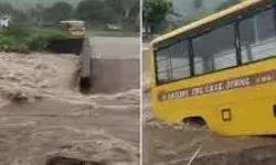 बारिश से पैदा हुए बाढ़ के हालात के बीच पुलिया टूटने से बस और युवक बहे बारिश से पैदा हुए बाढ़ के हालात के बीच पुलिया टूटने से बस और युवक बहे