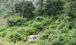 रुद्रप्रयाग में बड़ा हादसा- 15 फीट खाई में गिरी गाड़ी- 7 लोग थे सवार