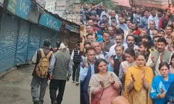 मस्जिद को लेकर बवाल जारी- दुकानें बंद- सड़क पर हनुमान चालीसा