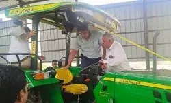 जल भराव में फंसे डीएम- कार छोड़कर ट्रैक्टर से निकलना पड़ा जल भराव में फंसे डीएम- कार छोड़कर ट्रैक्टर से निकलना पड़ा