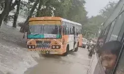 हाईवे पर पानी के तेज बहाव में बहते बहते बची बस- सुरक्षित निकाले सभी... हाईवे पर पानी के तेज बहाव में बहते बहते बची बस- सुरक्षित निकाले सभी...