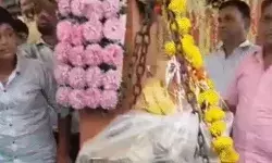 मन्नत पूरी होने पर 83 किलो के बेटे को तौला और रुपए कर दिए दान मन्नत पूरी होने पर 83 किलो के बेटे को तौला और रुपए कर दिए दान