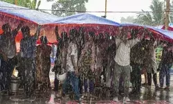 डॉक्टर रेप मर्डर कांड- भारी बारिश में भी डॉक्टर का विरोध प्रदर्शन जारी डॉक्टर रेप मर्डर कांड- भारी बारिश में भी डॉक्टर का विरोध प्रदर्शन जारी