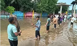 बारिश से आफत- शमशान में हुए जल भराव में ऐसे हुआ अंतिम संस्कार बारिश से आफत- शमशान में हुए जल भराव में ऐसे हुआ अंतिम संस्कार