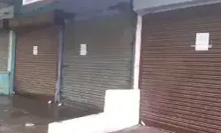 नक्शा पास नहीं होने पर वक्फ बोर्ड की दर्जनभर दुकानें सील- पुलिस बल....