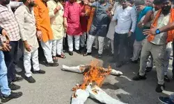 पहनाई जूते चप्पल की माला- बीजेपी ने फूंका अखिलेश का पुतला