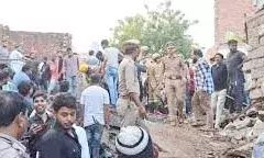 भारी बारिश में 50 साल पुराना मकान ढहा- पूरा परिवार मलबे में दबा भारी बारिश में 50 साल पुराना मकान ढहा- पूरा परिवार मलबे में दबा