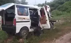 तेज रफ्तार गाड़ी कार के परखच्चे उड़ाकर फरार- 6 लोगों की मौत से कोहराम