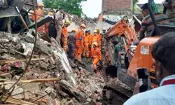तीन मंजिला मकान गिरने से दस लोगों की हुई मौत- मचा हड़कंप तीन मंजिला मकान गिरने से दस लोगों की हुई मौत- मचा हड़कंप