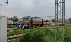 रेलवे की टावर वैगन भी हो गई धक्कामार- रेलकर्मी धक्का देकर ले गए स्टेशन रेलवे की टावर वैगन भी हो गई धक्कामार- रेलकर्मी धक्का देकर ले गए स्टेशन