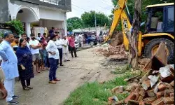 चला प्रशासन का बुलडोजर- SDM की मौजूदगी में तालाब से हटा कब्जा