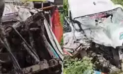 टक्कर में पिकअप वैन एवं कार के उडे परखच्चे- पांच लोगों की मौत