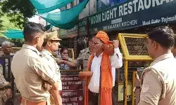 पर्यटक ने किया पेशाब- हिंदूवादी शुद्ध करने को गंगाजल एवं गाय का गोबर.. पर्यटक ने किया पेशाब- हिंदूवादी शुद्ध करने को गंगाजल एवं गाय का गोबर..