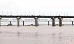 गंगा-यमुना धीरे-धीरे बढ़ रही खतरे के निशान की तरफ गंगा-यमुना धीरे-धीरे बढ़ रही खतरे के निशान की तरफ