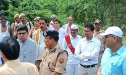 बाढ़ आने से झुंड मे निकले लकड़बग्घों ने तैतीस भेड़ों पर किया हमला