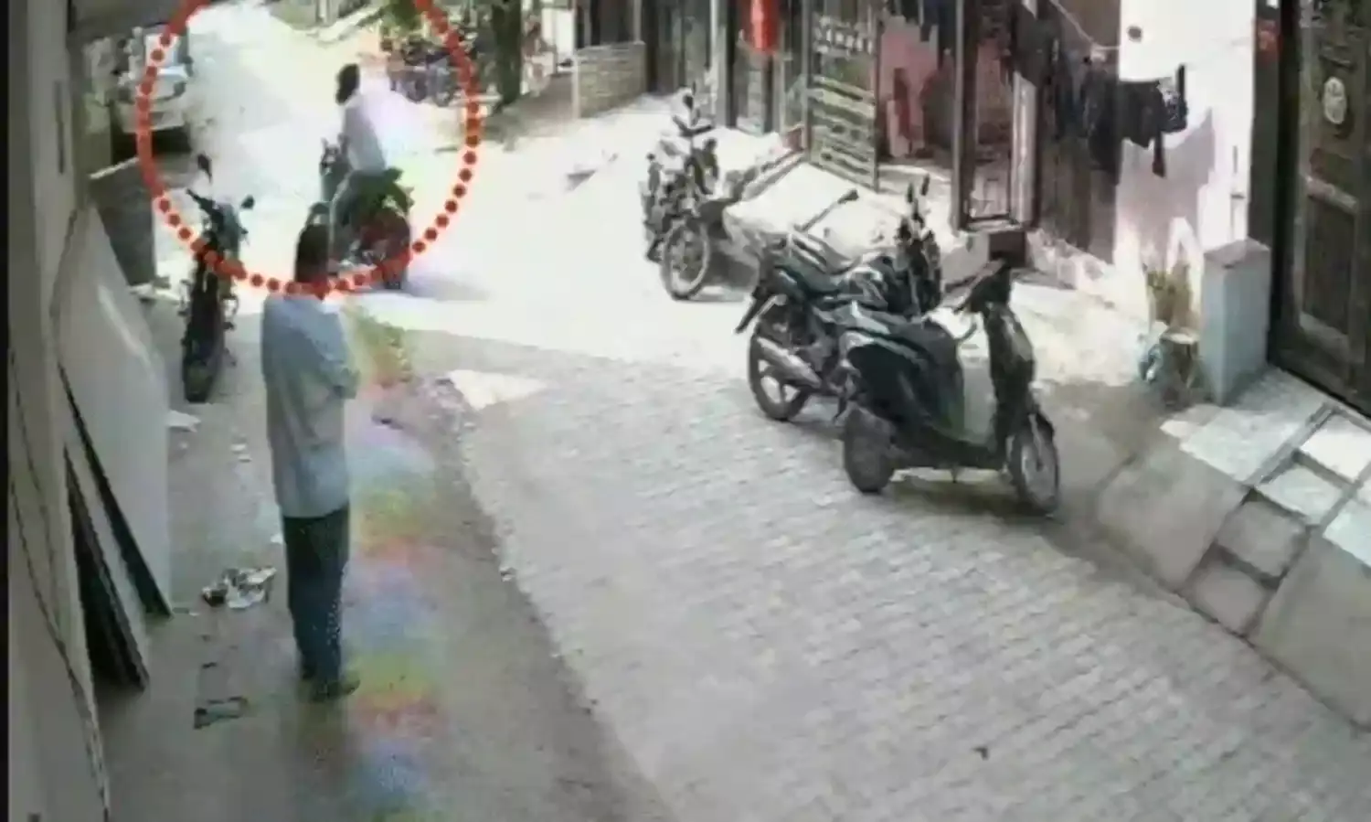 दिन दहाड़े  घर के बाहर खड़े व्यक्ति से बाइक सवार ने लूटी सोने की चेन