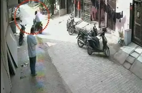 दिन दहाड़े घर के बाहर खड़े व्यक्ति से बाइक सवार ने लूटी सोने की चेन दिन दहाड़े घर के बाहर खड़े व्यक्ति से बाइक सवार ने लूटी सोने की चेन