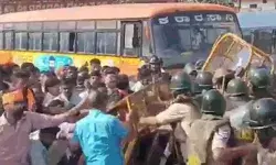 पोस्ट को लेकर तनाव- विहिप बजरंगी सड़कों पर- तोडे बेरिकेड्स पोस्ट को लेकर तनाव- विहिप बजरंगी सड़कों पर- तोडे बेरिकेड्स