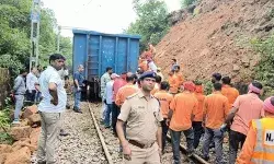 लैंडस्लाइड से रेलवे ट्रैक पर गिरा पहाड़ का मलबा- ट्रेन का इंजन हुआ...