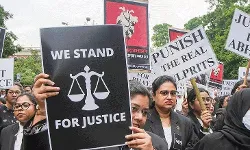 कोलकाता रेप मर्डर- अपनी शर्तों के साथ ममता ने पांचवीं बार डॉक्टर्स.... कोलकाता रेप मर्डर- अपनी शर्तों के साथ ममता ने पांचवीं बार डॉक्टर्स....