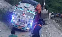 लैंड स्लाइड् से हुई दलदल में फंसा लोडेड ट्रक- यातायात हुआ बंद लैंड स्लाइड् से हुई दलदल में फंसा लोडेड ट्रक- यातायात हुआ बंद