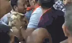 मस्जिद विवाद में व्यापारी आमने सामने- लगे नारे- हुई जोरदार झड़प मस्जिद विवाद में व्यापारी आमने सामने- लगे नारे- हुई जोरदार झड़प