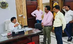 अफसर को बुलाकर मंत्री कपिलदेव ने साफ़ सफाई को लेकर दिए सख्त निर्देश अफसर को बुलाकर मंत्री कपिलदेव ने साफ़ सफाई को लेकर दिए सख्त निर्देश