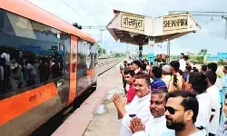 वंदे भारत ट्रेन के ठहराव को लेकर सड़क पर उतरी पब्लिक-कई दलों.. वंदे भारत ट्रेन के ठहराव को लेकर सड़क पर उतरी पब्लिक-कई दलों..