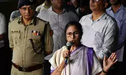 डॉक्टरू के आगे झुकी ममता- सरकार ने विलेन बने पुलिस कमिश्नर को हटाया डॉक्टरू के आगे झुकी ममता- सरकार ने विलेन बने पुलिस कमिश्नर को हटाया