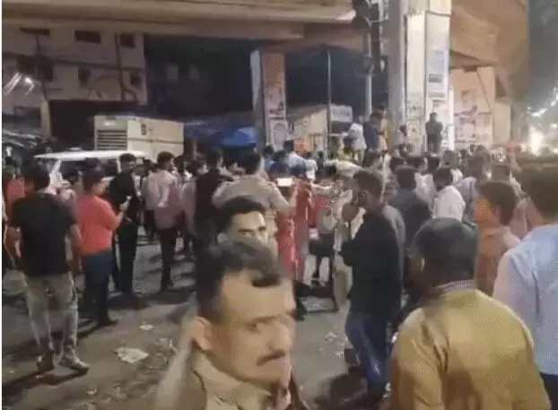 गणेश मूर्ति पर पथराव के बाद बवाल पर पुलिस ने किया लाठीचार्ज गणेश मूर्ति पर पथराव के बाद बवाल पर पुलिस ने किया लाठीचार्ज