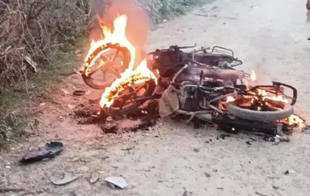 गणेश विसर्जन को लेकर बवाल- चले लाठी डंडे- आग के हवाले की बाइक गणेश विसर्जन को लेकर बवाल- चले लाठी डंडे- आग के हवाले की बाइक