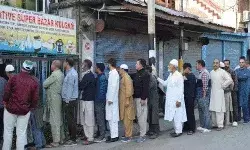 जम्मू कश्मीर में 24 सीटों पर वोटिंग शुरू- 10 साल बाद देखा EVM का मुंह जम्मू कश्मीर में 24 सीटों पर वोटिंग शुरू- 10 साल बाद देखा EVM का मुंह