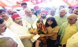 अखिलेश ने मुठभेड़ में मारे गये मंगेश के परिजनों को भेजे 2 लाख रूपये अखिलेश ने मुठभेड़ में मारे गये मंगेश के परिजनों को भेजे 2 लाख रूपये