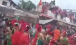 गणेश प्रतिमा विदाई यात्रा के दौरान गिरी छत- 30 से ज्यादा महिलाएं... गणेश प्रतिमा विदाई यात्रा के दौरान गिरी छत- 30 से ज्यादा महिलाएं...