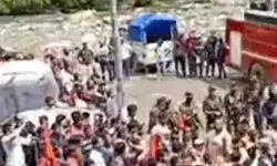 मस्जिद विवाद को लेकर प्रदर्शन- अब नेरवा में सड़कों पर उतरे लोग मस्जिद विवाद को लेकर प्रदर्शन- अब नेरवा में सड़कों पर उतरे लोग