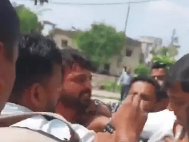 भाजपाईयों की आमने सामने की जंग- जमकर गाली गलौज- चले लात और घूंसे भाजपाईयों की आमने सामने की जंग- जमकर गाली गलौज- चले लात और घूंसे