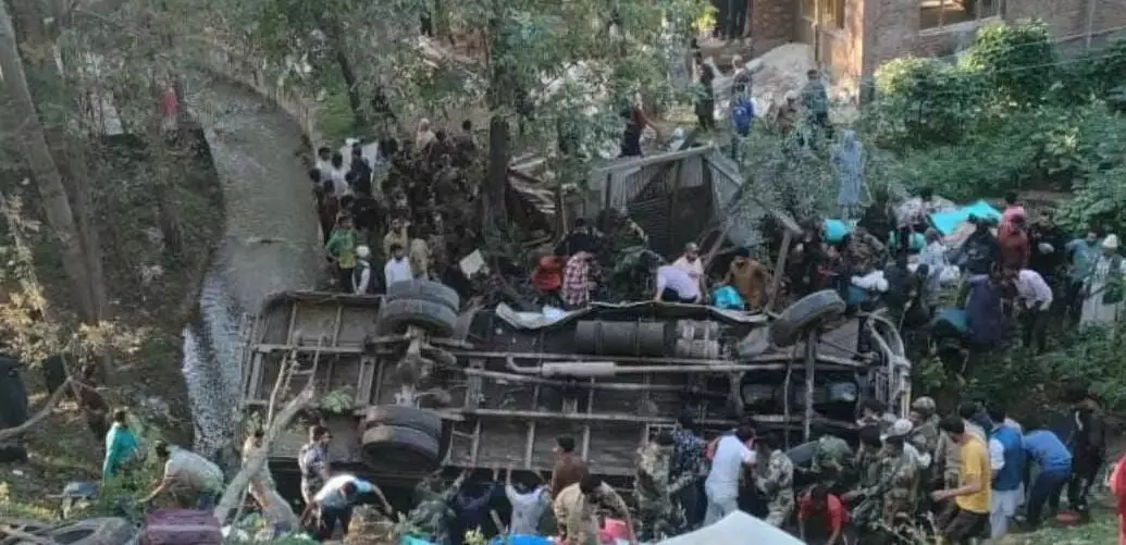 36 बीएसएफ के जवानों को लेकर जा रही बस खाई में गिरी और फिर 36 बीएसएफ के जवानों को लेकर जा रही बस खाई में गिरी और फिर