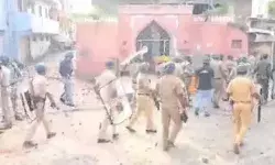 धार्मिक जुलूस के दौरान हिंसक झड़प- धक्का मुक्की के बाद पथराव धार्मिक जुलूस के दौरान हिंसक झड़प- धक्का मुक्की के बाद पथराव