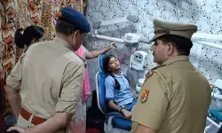 सामने से आ रही कार से टकराकर पलटी स्कूल वैन- मची चीख पुकार सामने से आ रही कार से टकराकर पलटी स्कूल वैन- मची चीख पुकार