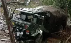 बड़ा हादसा- सैनिकों को लेकर जा रहा वाहन गहरी खाई में गिरा बड़ा हादसा- सैनिकों को लेकर जा रहा वाहन गहरी खाई में गिरा