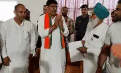 पूर्व मंत्री ने मांगी माफी- भरी पंचायत में BJP कैंडिडेट ने सौंपा... पूर्व मंत्री ने मांगी माफी- भरी पंचायत में BJP कैंडिडेट ने सौंपा...