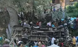 36 बीएसएफ के जवानों को लेकर जा रही बस खाई में गिरी और फिर