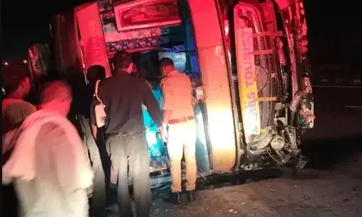 एक्सप्रेस वे पर डिवाइडर से टकराकर पलटी बस- मची चीख पुकार