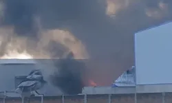 गद्दा फैक्ट्री मे लगी आग-फटे सिलेंडरों के धमाकों से दो मजदूर जिंदा जले गद्दा फैक्ट्री मे लगी आग-फटे सिलेंडरों के धमाकों से दो मजदूर जिंदा जले